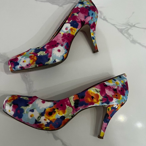MADDEN GIRL Multi color floral satin feel platform pump 8.5 good condition - Picture 2 of 8